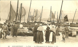 29 DOUARNENEZ LES ACHETEUSES ATTENDENT LE DEBARQUEMENT DES SARDINES SUR LE PORT - Douarnenez