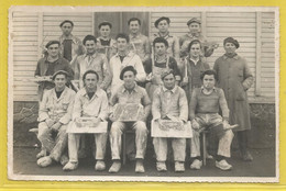 Photo 17,5 / 11 Cm De 1957 :  Section Platrerie - Ecole - Eleves - Professeur - Baraque - Photoac Pornichet ? - Artisant - Métiers