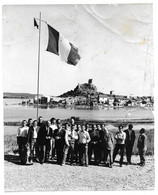 GRUISSAN - ETANG VUE RUINES - CEREMONIE DEVANT LE DRAPEAU - PHOTO - Places