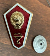 USSR LENINGRAD MEDICAL COLLEGE BADGE PIN - Médical