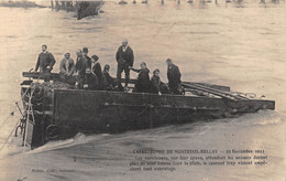 49-MONTREUIL-BELLAY- CATASTROPHE- 21 NOV 1911, LES SURVIVANTS SUR LEUR EPAVE ATTENDENT LES SECOURS ... - Montreuil Bellay