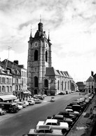 Avesnes Sur Helpe * Rue Et La Collegiale St Nicolas * Automobile Voiture Ancienne - Avesnes Sur Helpe