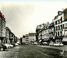 Avesnes * Vue Sur La Place De La Commune - Avesnes Sur Helpe