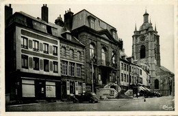 Avesnes Sur Helpe * Vue Sur La Place D'armes * Comptoirs Français * Automobile Voiture Ancienne - Avesnes Sur Helpe
