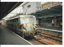 SNCB/ NMBS. La Locomotive 2314 Et Ses Wagons De Marchandises à L'arrêt En Gare - Treinen