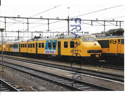 Nederlandse Spoorwegen. 2 Trains à L'arrêt En Gare Sponsor Delta Lloyd - Treni
