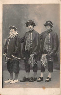 62 - DESVRES Et LUMBRES - Carte Photo D'un Groupe De 3 Personnes Costumés  - Photographie A.Thérouanne - Desvres