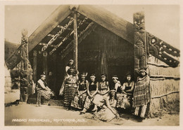 Real Photo Picture  Maori Girls In Front Of Totem Wooden Carved  Idols  Rotorua  New Zealand .Jeunes Filles Devant Bois - Ozeanien