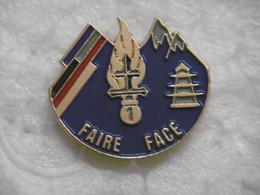 Pin's Militaire Montagnes, Croix De Lorraine Sur Grenade Enflammée, ASIE - Armée Pin Badge Chasseurs Alpins ? - Militaria