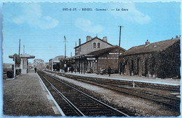 C. P. A. Couleur : 80 ROISEL : La Gare, Animé, En 1945 - Roisel