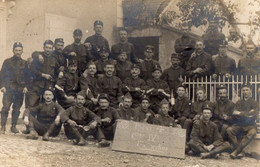 CPA 3205 - MILITARIA - Carte Photo Militaire - CHAVORNAY Pour RHEINAU (Suisse ) - Un Groupe De Soldats - Personnages