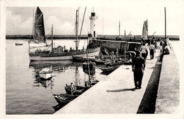 Le Guilvinec * Bateau Thonier Rentrant Au Port * Pêche Pêcheurs * Le Phare * Lighthouse - Guilvinec