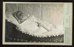 Photo Originale - CDV - Bébé Mort Dans Son Berceau -  Post-mortem - Photo E. Villette Mouscron - Voir Scans - Old (before 1900)