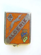 ANCIEN INSIGNE EMAILLE ARMEE AIR GROUPE TRANSPORT ALGERIE FAB COURTOIS PARIS - Armée De L'air