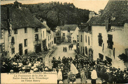 Rochefort En Terre * La Procession De La Fête De Notre Dame De La Tronchaye , Au Vieux Bourg * Religion Défilé - Rochefort En Terre