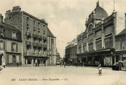 St Brieuc * La Place Duguesclin * Hôtel Du Commerce * Grand Bazar , Commerce Magasin - Saint-Brieuc