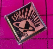 811H Pin's Pins / Beau Et Rare / THEME : MARQUES / ESPACE JULIEN MARSEILLE PLANETE A ANNEAUX SATURNE - Space