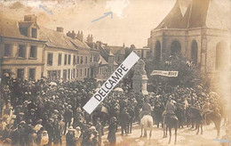 76 - BUCHY - Carte Photo D'une Manifestation Devant Le Monument Aux Morts - Buchy