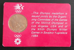 OLYMPIC MEDALION " SARAJEVO - LOS ANGELES " 1984 - Habillement, Souvenirs & Autres