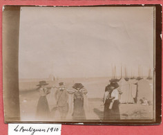 44  LE  POULIGUEN   1910     PHOTO   ANCIENNE  ALBUMINE   LA  PLAGE  ET  LA  JETEE   ( FEMMES  AU  CHAPEAU ) - Lugares