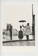 Robert Doisneau Photographe : Un Musicien Sous La Pluie 1957 (cp Vierge Nouvelles Images) Contrebasse - Doisneau