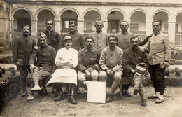 CPA 3214 - MILITARIA - Carte Photo Militaire - Un Groupe De Blessés - Hopital Non Situé - Personnages