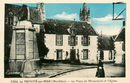 La Trinité Sur Mer * La Place Du Monument Et L'église Du Village - La Trinite Sur Mer