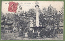 CPA Vue Rare - ALPES MARITIMES - ANTIBES - Place Nationale. Colonne élevée En Mémoire De La Défense De La Ville En 1815 - Antibes - Old Town