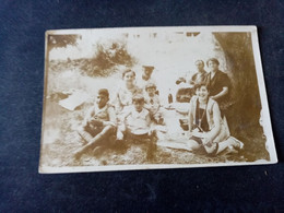 H4- CARTE PHOTO D'UN GROUPES DE PERSONNES EN PIQUE-NIQUE (PETIT PRIX) - Photos