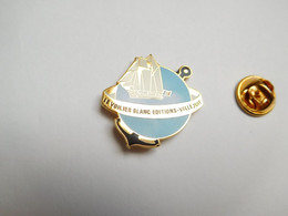 Superbe Pin's En EGF , Marine Bateau Voilier , Le Voilier Blanc Editions , Villejuif , Média - Bateaux