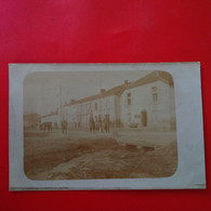 CARTE PHOTO LIEU A IDENTIFIER UNE RUE AVEC SOLDATS - Moda