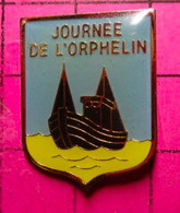 910A Pin's Pins / Beau Et Rare / THEME : BATEAUX / BATEAU DE PECHE PECHEUR JOURNEE DE L'ORPHELIN - Bateaux