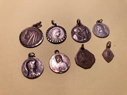 Médaille Religieuse ( 8 Unités ) Sainte Bernadette à Lourdes, Dimensions 1 à 2,5 Cm Long. - Religione & Esoterismo