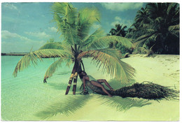 MALDIVES-KURUMBA VILLAGE (PHOTO E.KLEMM)/GIRL ON THE BEACH SEINS NUS-BREAST NUDE / THEMATIC STAMP-REPUBLIC ANNIVERSARY - Maldives