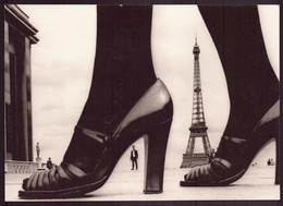 CP " Nouvelles Images " Chaussure Et Tour Eiffel, Paris 1974 Par Horvat - Andere Fotografen