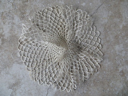 Petit Napperon écru Ancien Crochet Fait Main Travaillé En Forme De Rosace - Diamètre 21 Cm - Dentelles Et Tissus