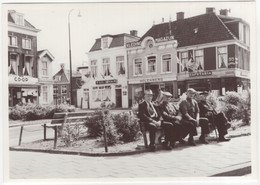 Lemmer, B. K. Plein - (Friesland, Nederland) - Oude Mannetjes Op Bank, Co-Op, Cafetaria, Kleding-Magazijn - Lemmer
