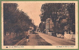 Delcampe - CPA Vue Rare  - CALVADOS - LE HÔME SUR MER - LA ROUTE DE CAEN A LA GARE  - Petite Animation - édition Barratte, Bazar / - Lisieux