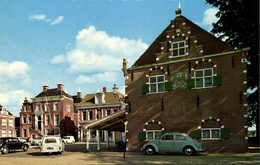 Nederland, WORKUM, Waag En Stadhuis, VW Kever Beetle (1960s) Ansichtkaart - Workum