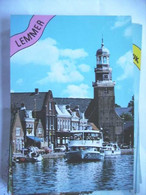Nederland Holland Pays Bas Lemmer Met Rondvaartboot En Kerk - Lemmer
