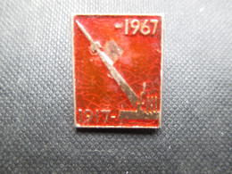 PIN'S - BROCHE (V2107) URSS? (3 Vues) 1917 - 1967 Fusée - Raumfahrt