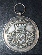 Médaille Récompense D'Ecole En Argent "Ville De Gentilly / Certificat D'Etude / 1886" - Professionnels / De Société