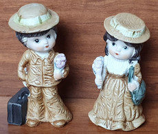 Lot Couple Enfants - Garçon Fille - Chapeau Valise Fleur Sac - STATUETTE - Très Bon état - Vers 1980 - Autres & Non Classés