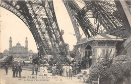 PARIS-LA TOUR EIFFEL, L'ENTREE D'UN ASCENSEUR - Tour Eiffel