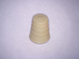 Petit Ancien Dé à Coudre En PLASTIQUE Haut 1,95 Cm Env - Thimbles