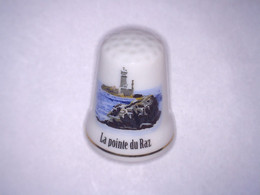 Ancien Dé à Coudre En Porcelaine LA POINTE DU RAZ Haut 2,75 Cm Env - Dedales