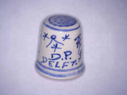 Ancien Dé à Coudre En Porcelaine D.P DELFT Signé Haut 2,6 Cm Env - Thimbles