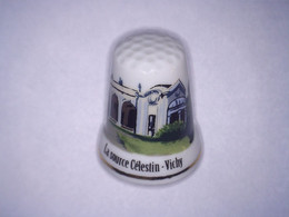 Ancien Dé à Coudre En Porcelaine LA SOURCE CELESTIN - VICHY Haut 2,8 Cm Env - Ditali Da Cucito