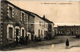 44 .BOUAYE . LE BAS DE LA PLACE. 1915 . HOTEL DU COMMERCE  J. DORE  . ( Le Trait Blanc N'est Pas Sur L'original ) - Bouaye