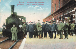 BRUXELLES - Dans La Gare De Schaerbeek - Carte Colorée Avec Locomotive A Vapeur, Avec Plusieurs Militaires Et Circulé - Schaerbeek - Schaarbeek